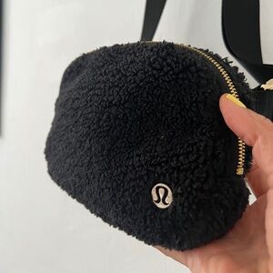 Lululemon Sherpa beltbag